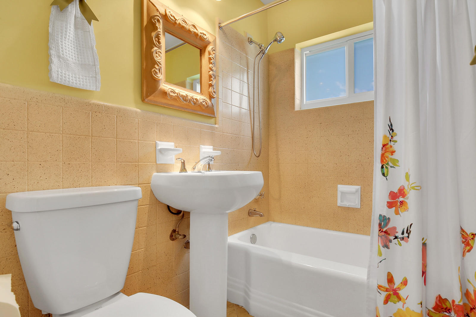 253 Costello Road West Palm Beach, FL 33405 - Photo 16 of 27 guest bath/2nd bath