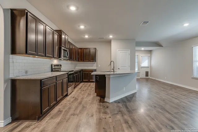 $1,900 | 422 Sabine River, Cibolo, TX 78108