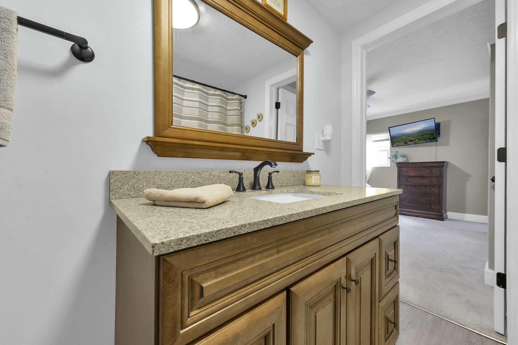 1046 Sugar Grove Road Southeast Lancaster, OH 43130 - Photo 18 of 37 First floor bath