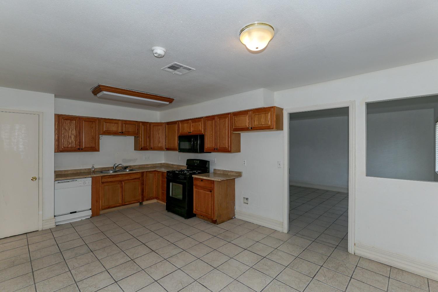 268 East 10th Street Merced, CA 95341 - Photo 9 of 30