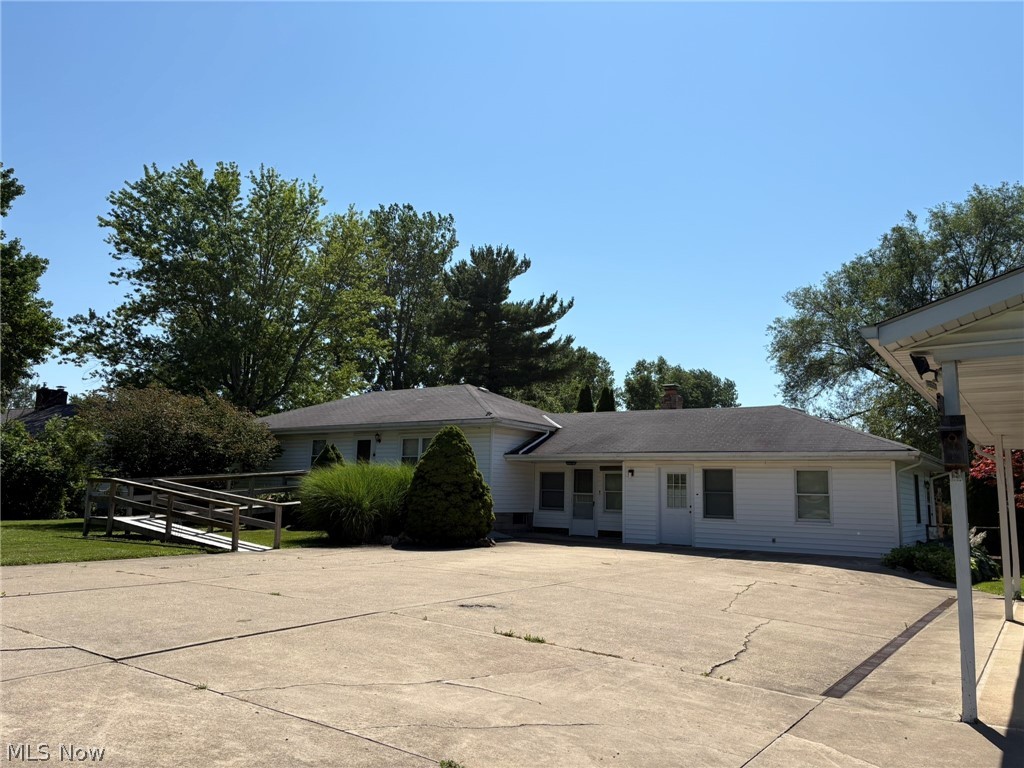 2140 Claus Road Vermilion, OH 44089 - Photo 5 of 50 side view of front of home