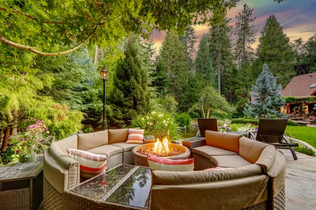 a view of garden with patio