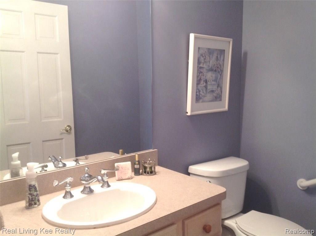733 Augusta Drive Rochester, MI 48309 - Photo 12 of 53 1st fl powder room.jpg