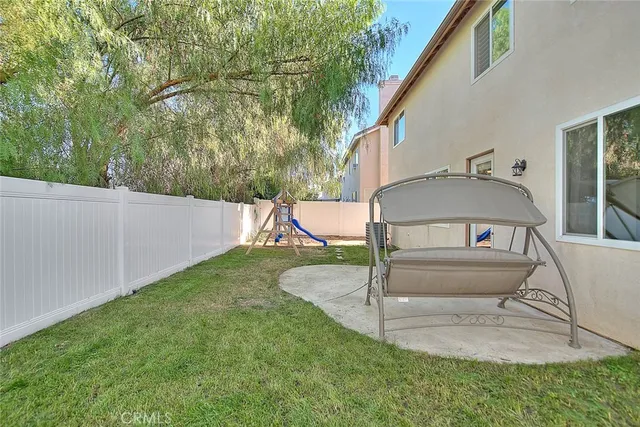 a view of small yard in front of house
