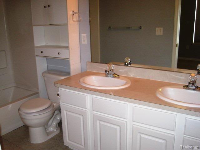 645 Cherry Orchard Road Canton, MI 48188 - Photo 15 of 17 Attached Bath.jpg