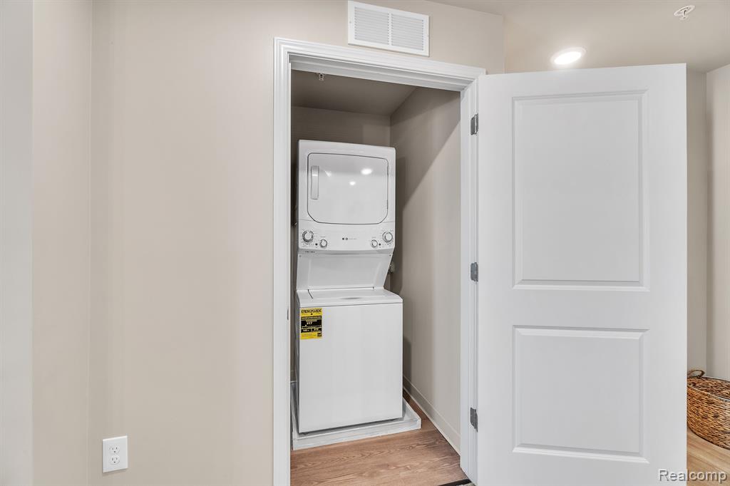1957 South Telegraph Road, Unit 301 Bloomfield Hills, MI 48302 - Photo 14 of 59