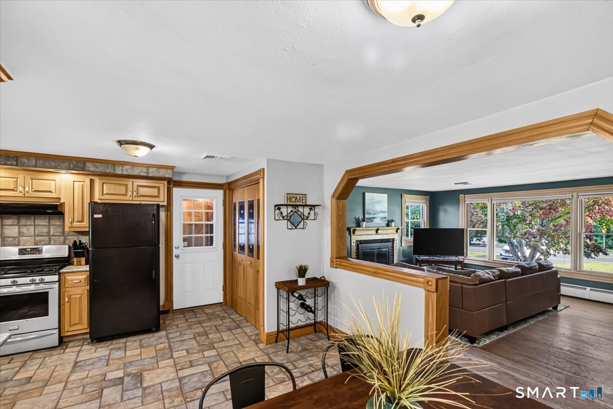 121 Hartford Road Simsbury, CT 06070 - Photo 11 of 31 Gallery Image 11