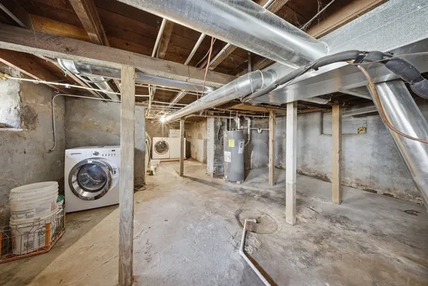 $2,300 | 810 Superior Street, Aurora, IL 60505