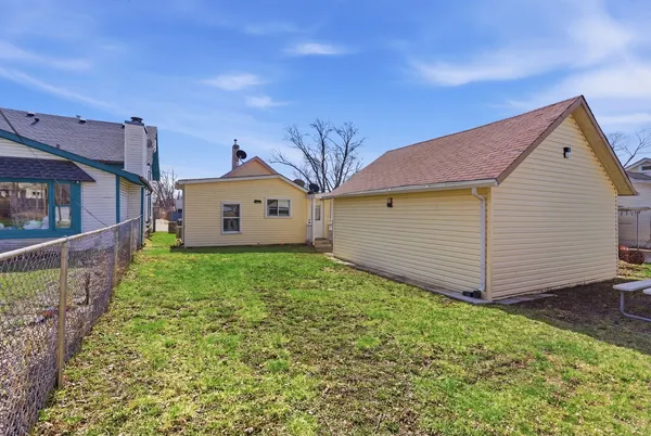 $2,300 | 810 Superior Street, Aurora, IL 60505