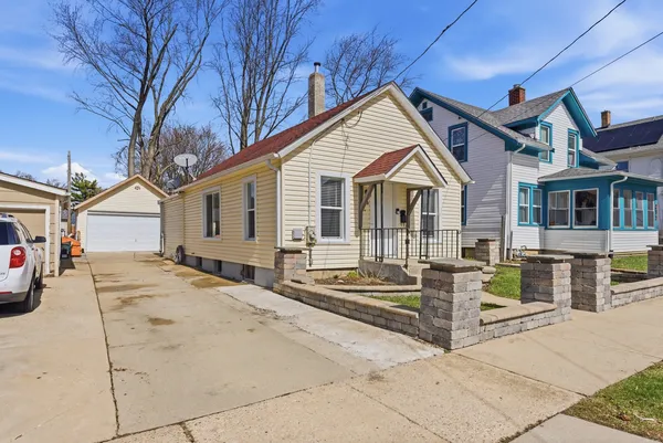 $2,300 | 810 Superior Street, Aurora, IL 60505