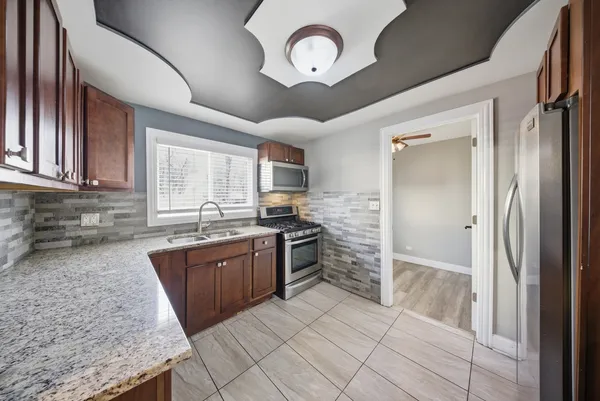 $2,300 | 810 Superior Street, Aurora, IL 60505