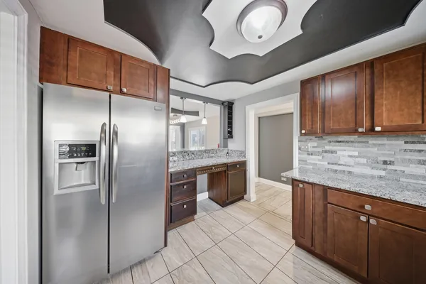 $2,300 | 810 Superior Street, Aurora, IL 60505
