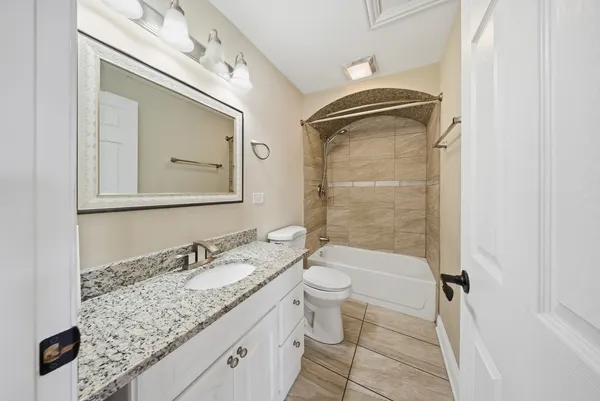 $2,300 | 810 Superior Street, Aurora, IL 60505