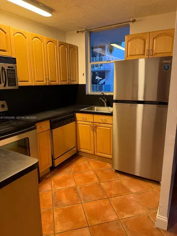 $1,750 | 1801 South Treasure Drive, Unit 320, North Bay Village, FL 33141