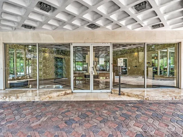 $3,500 | 1881 Washington Avenue, Unit 16E, Miami Beach, FL 33139