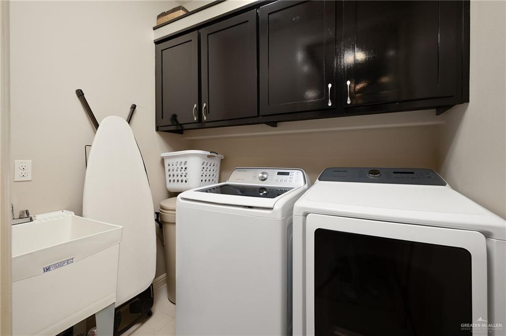 704 Santa Fe Street Weslaco, TX 78596 - Photo 15 of 25 a utility room with dryer and washer
