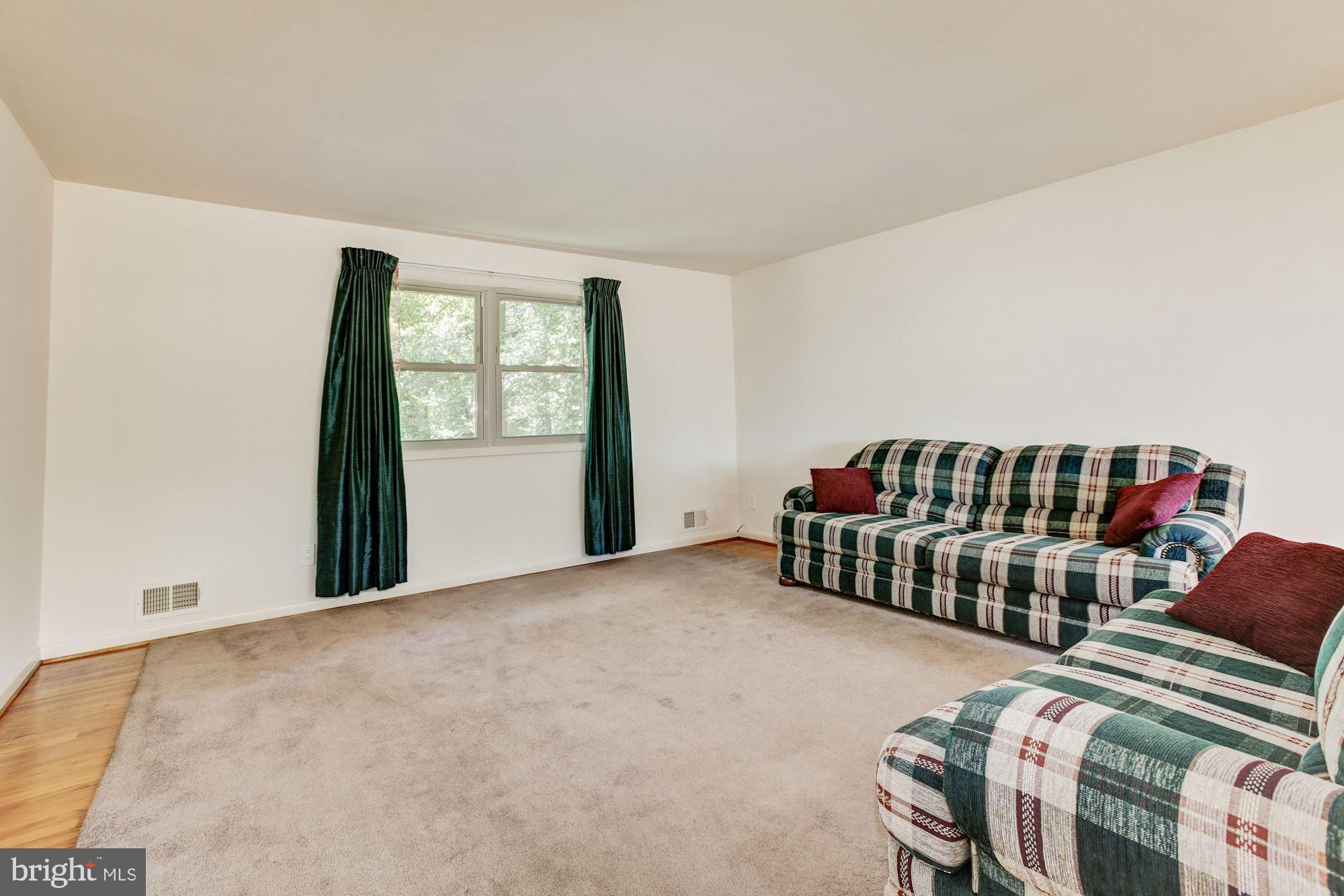 511 Edgewater Road Pasadena, MD 21122 - Photo 3 of 23 Living Room