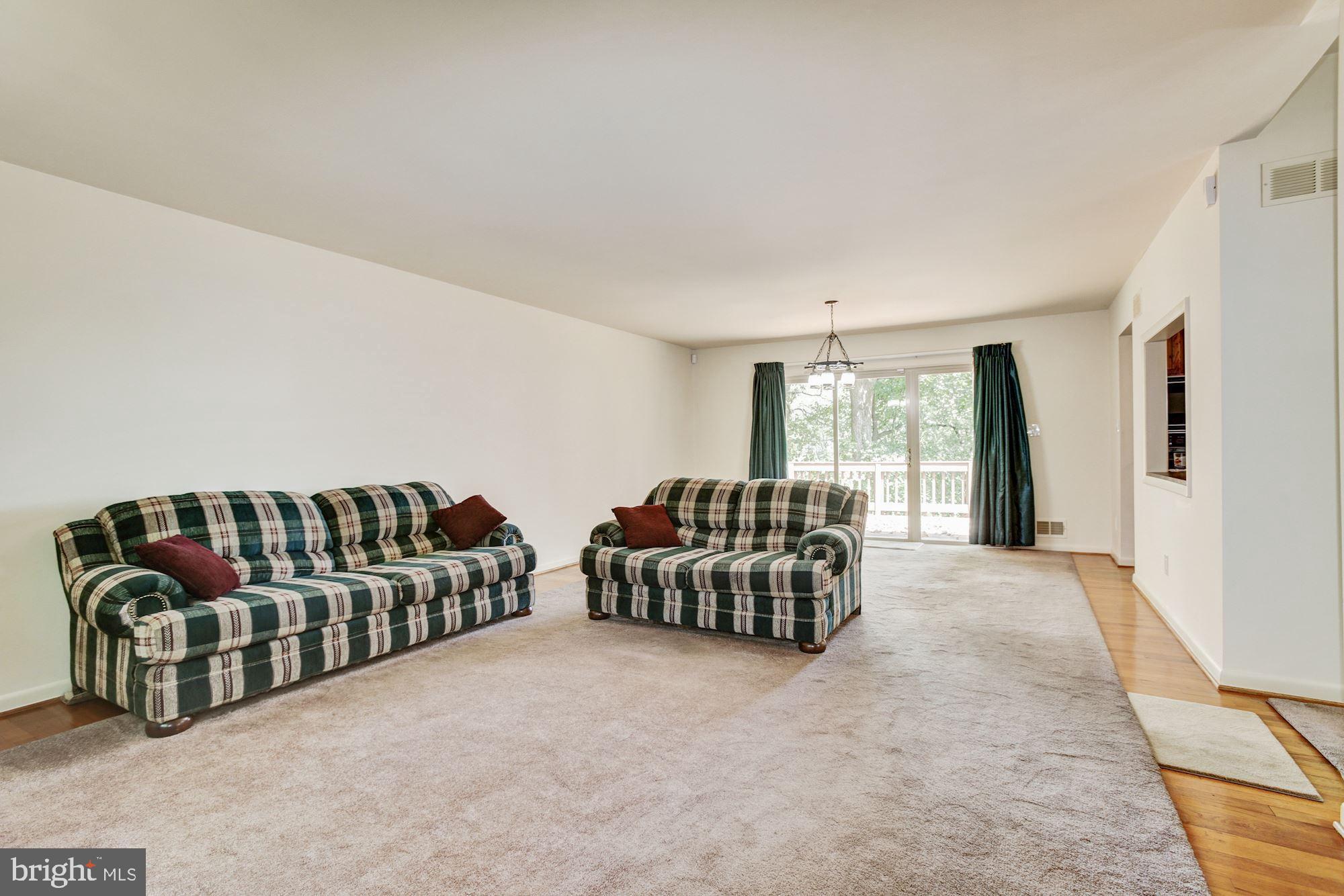 511 Edgewater Road Pasadena, MD 21122 - Photo 4 of 23 Living Room