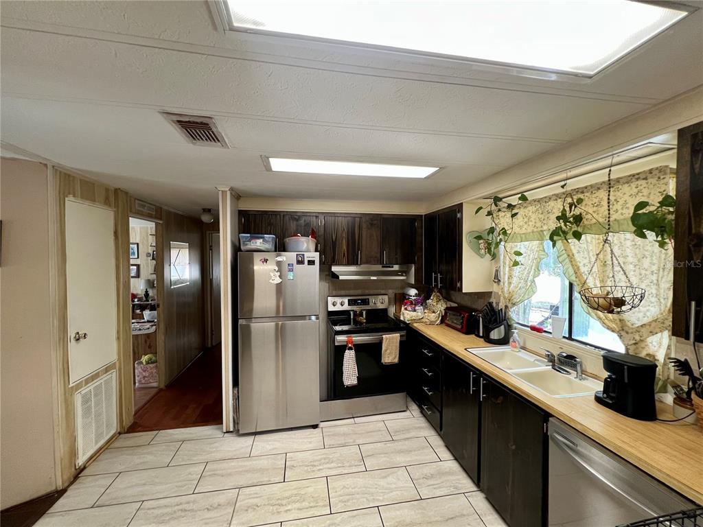 27 Robin Road Wildwood, FL 34785 - Photo 4 of 16 a kitchen with refrigerator and cabinets