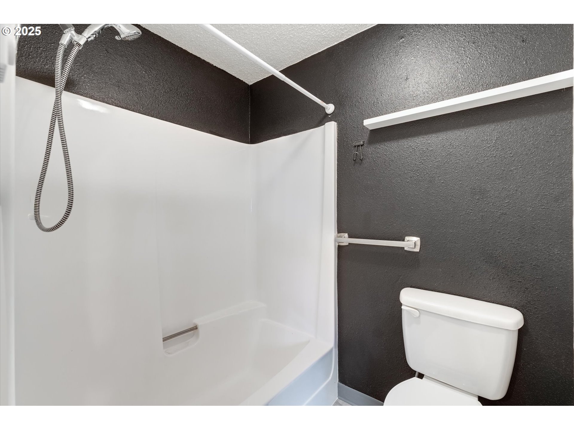 9 Lee Place Longview, WA 98632 - Photo 30 of 46 a bathroom with a toilet and a shower