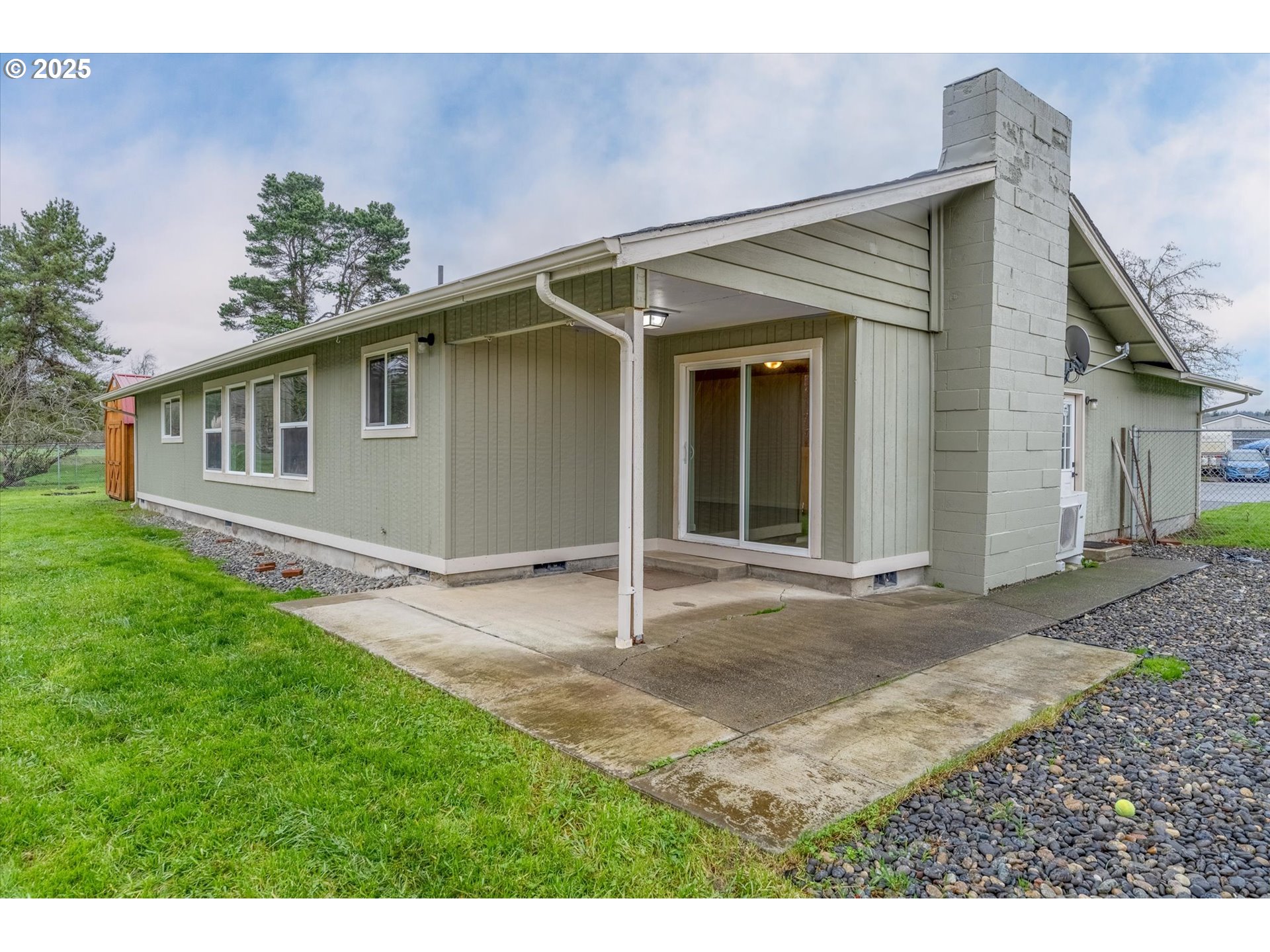 9 Lee Place Longview, WA 98632 - Photo 35 of 46 a house with yard