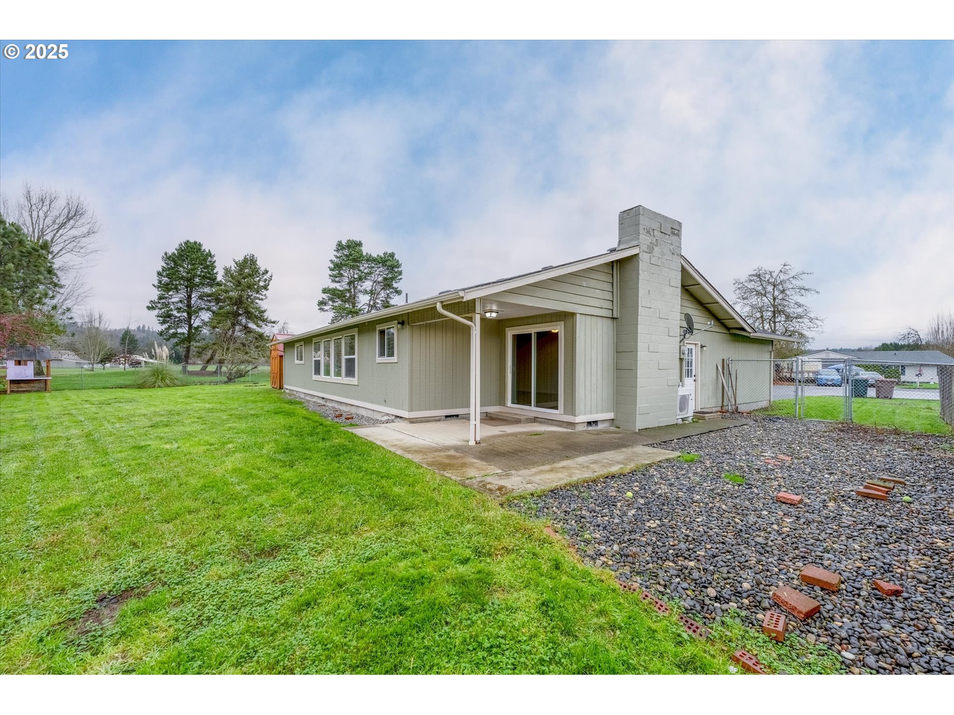 9 Lee Place Longview, WA 98632 - Photo 36 of 46 a view of a house with a yard