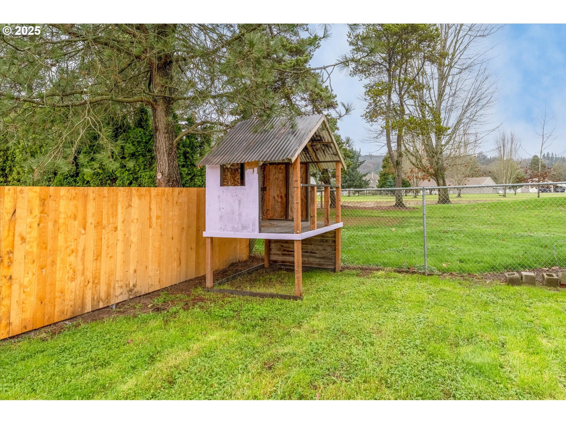 9 Lee Place Longview, WA 98632 - Photo 42 of 46 a backyard of a house with table and chairs