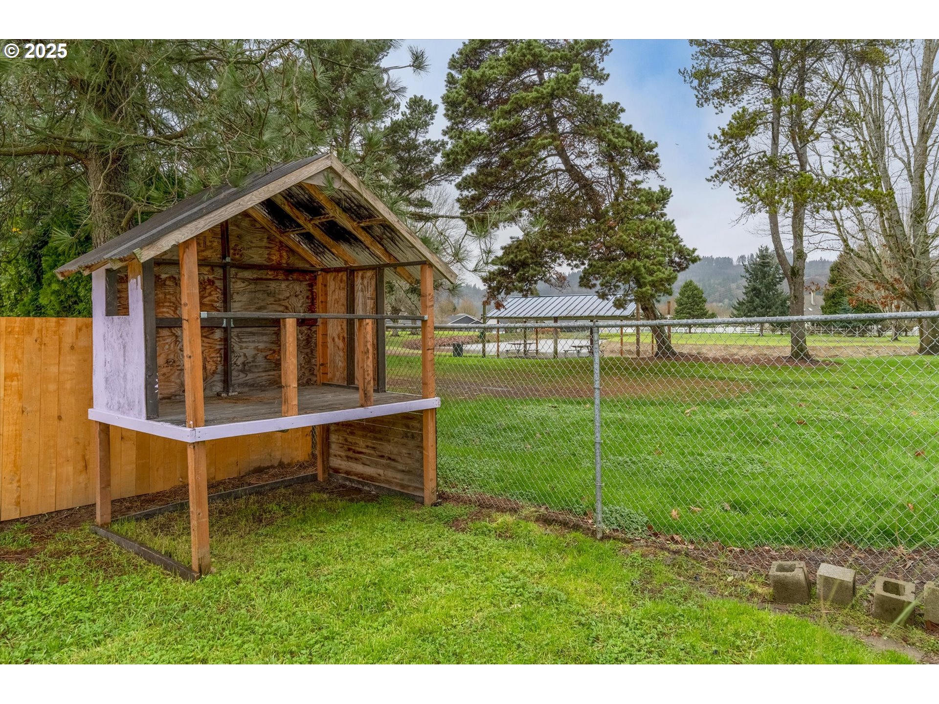 9 Lee Place Longview, WA 98632 - Photo 43 of 46 a backyard of a house with table and chairs