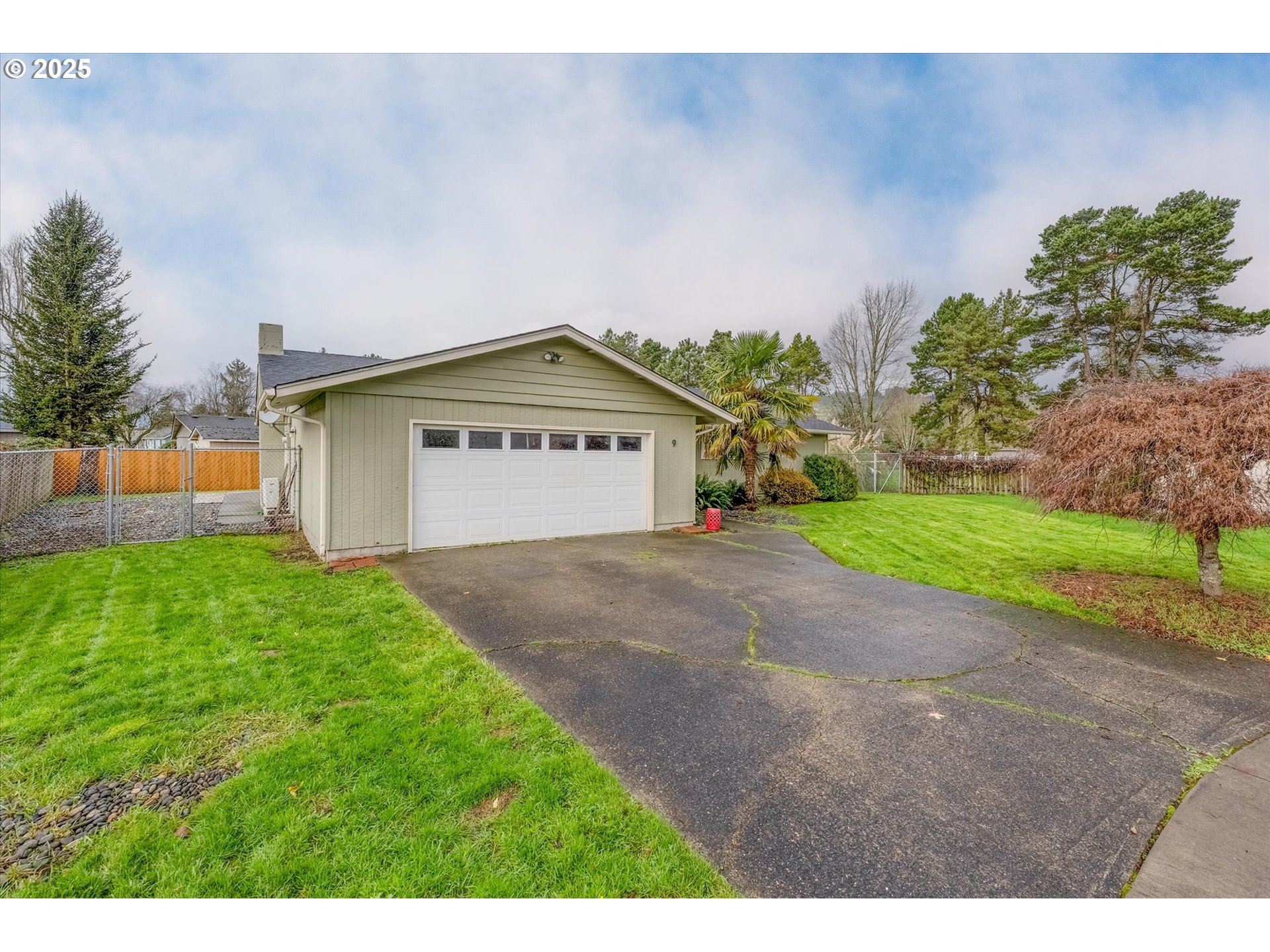 9 Lee Place Longview, WA 98632 - Photo 44 of 46 a view of outdoor space yard and garage
