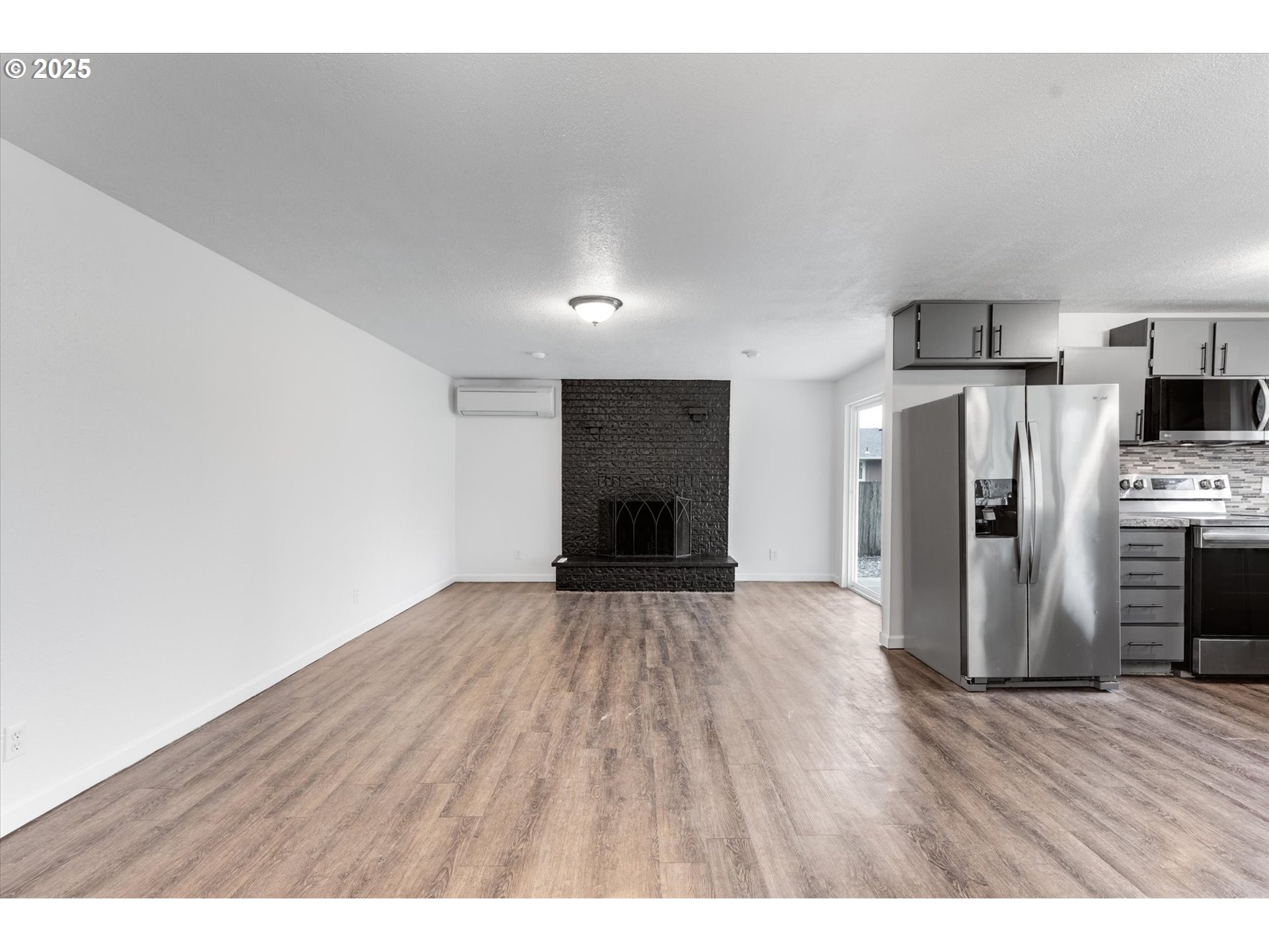 9 Lee Place Longview, WA 98632 - Photo 6 of 46 a view of empty room with a fireplace