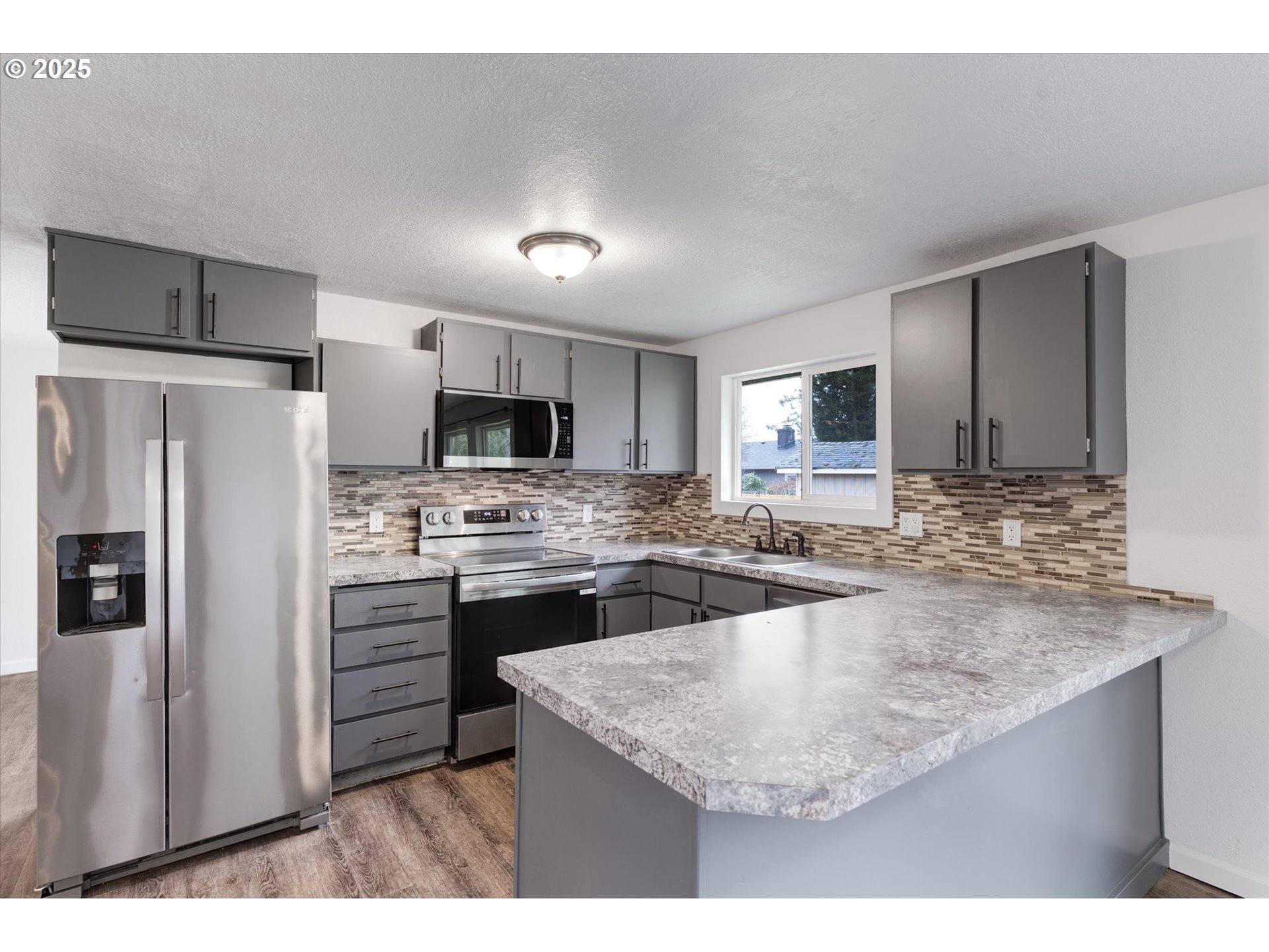 9 Lee Place Longview, WA 98632 - Photo 10 of 46 a kitchen with stainless steel appliances granite countertop a sink stove and refrigerator