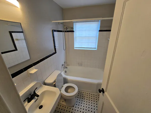 $1,095 | 1716 Grandin Road Southwest, Unit 7, Roanoke, VA 24015