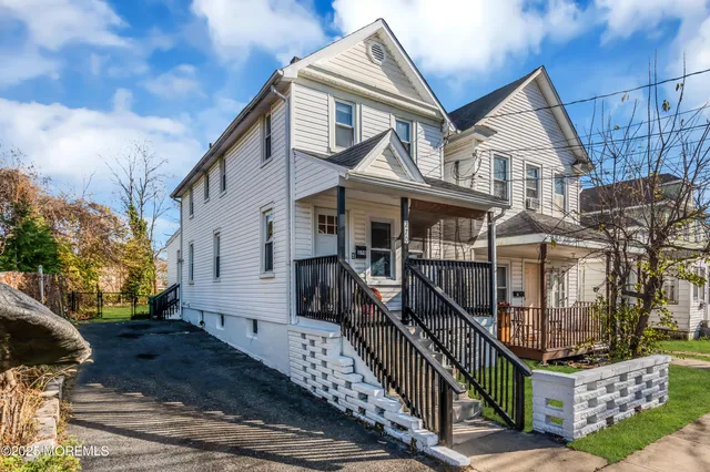 a view of house with a yard