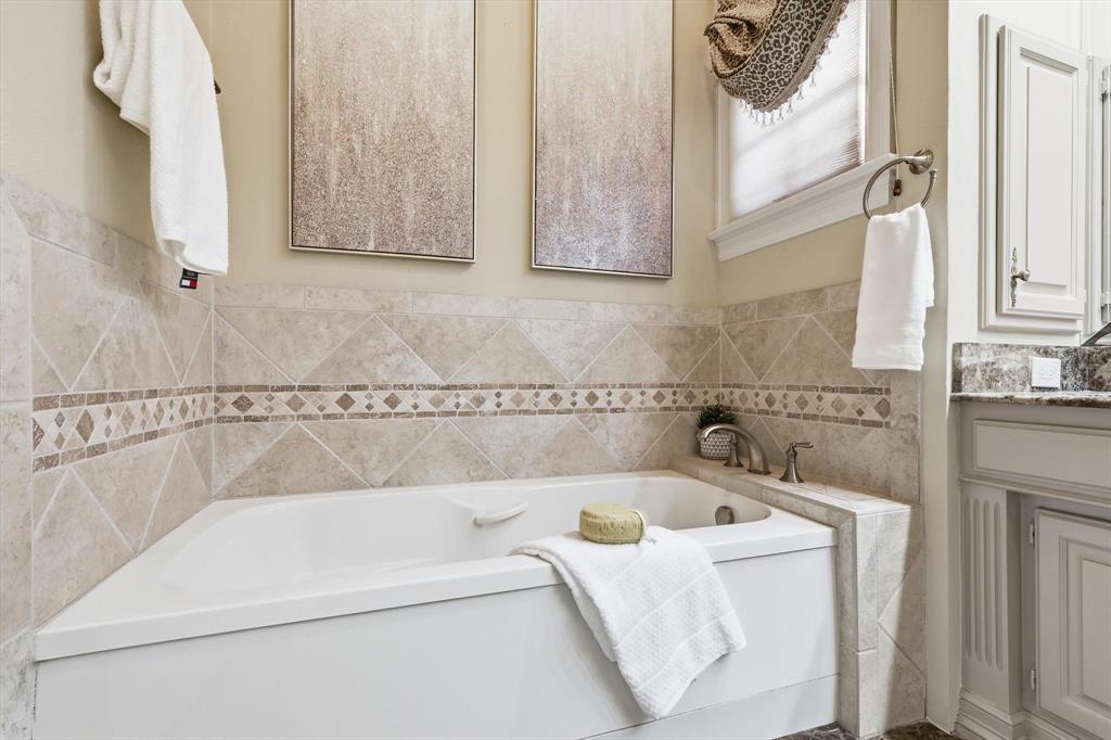 5219 Briar Tree Drive Dallas, TX 75248 - Photo 12 of 22