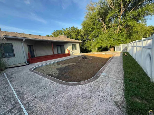 $268,500 | 4504 Southwest Moundview Drive, Topeka, KS 66610