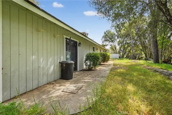a view of a backyard