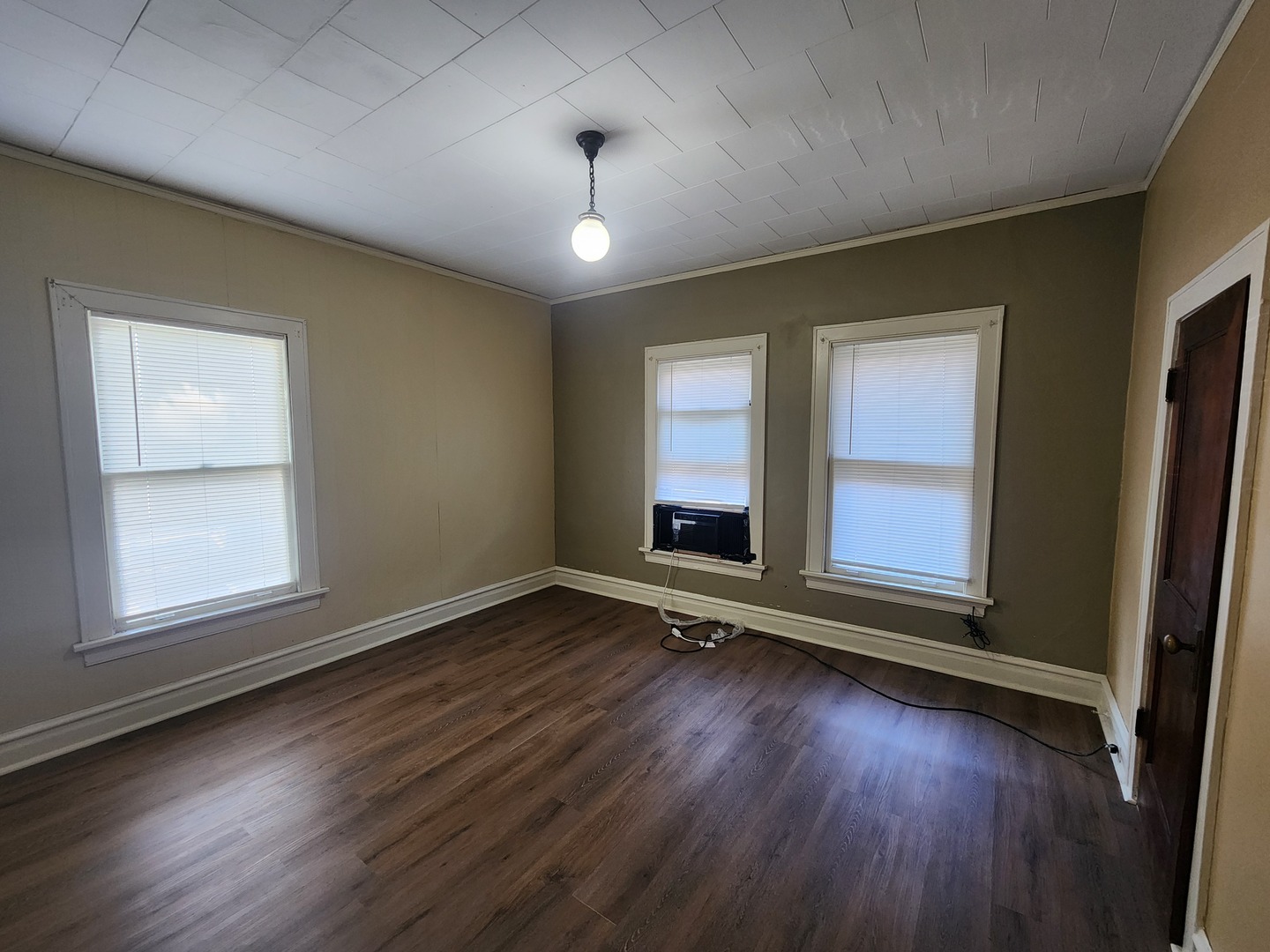1125 Paul Street Ottawa, IL 61350 - Photo 20 of 29 an empty room with wooden floor and windows