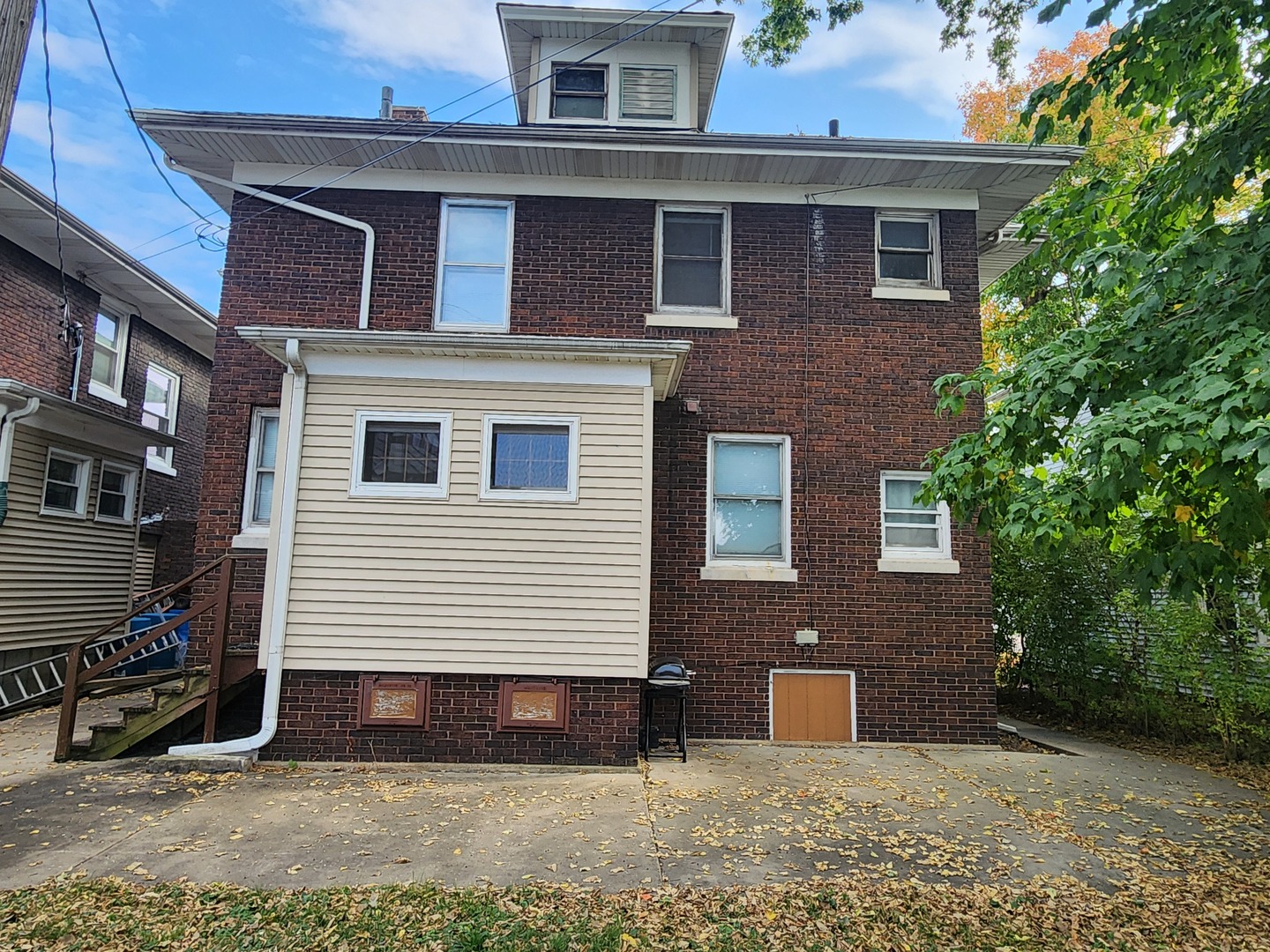1125 Paul Street Ottawa, IL 61350 - Photo 2 of 29 a front view of a house with a yard