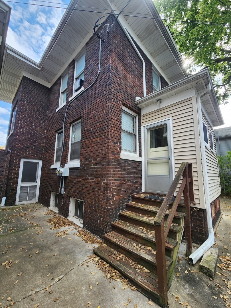 1125 Paul Street Ottawa, IL 61350 - Photo 3 of 29 a front view of a house with stairs