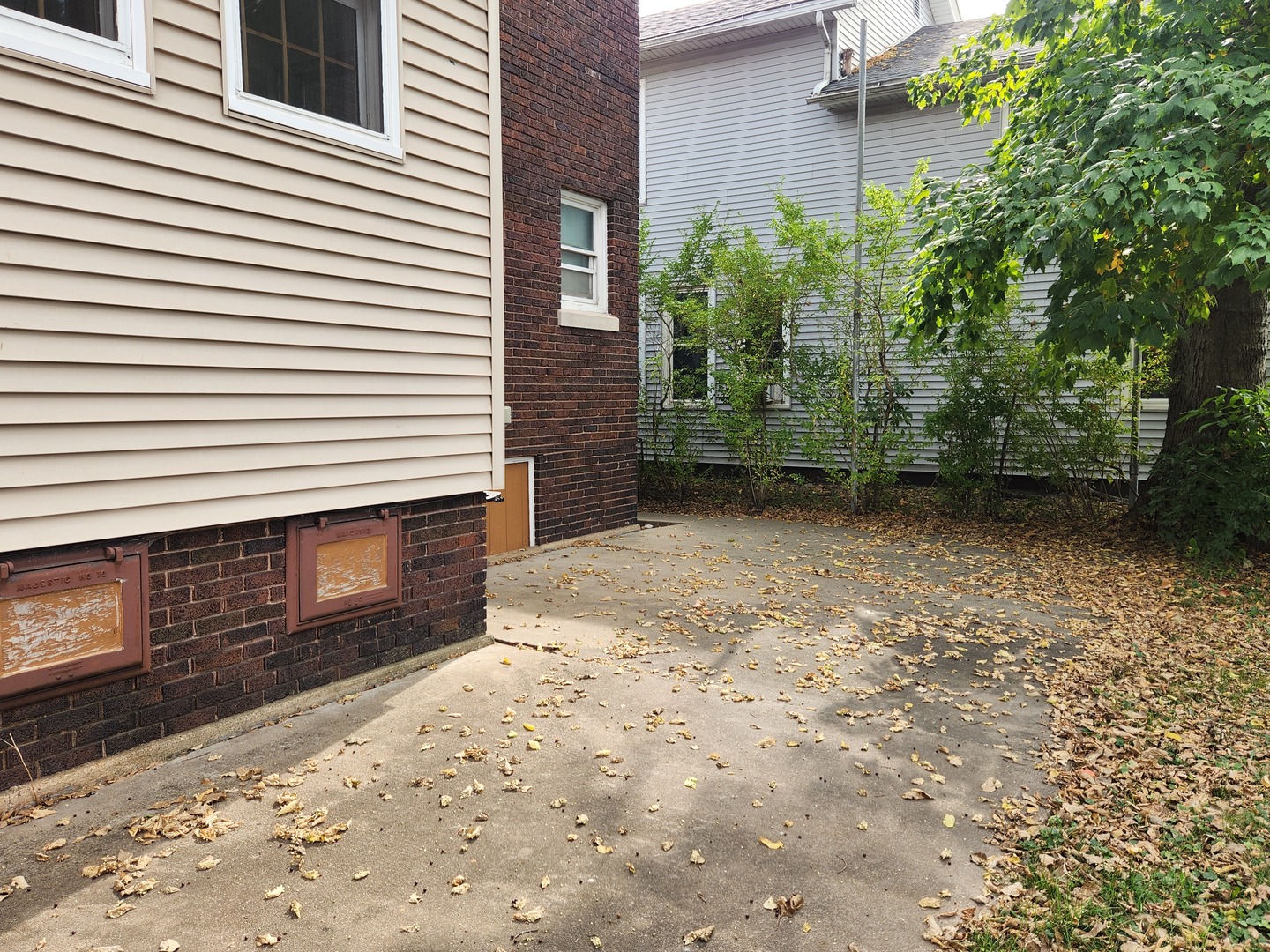1125 Paul Street Ottawa, IL 61350 - Photo 4 of 29 a view of a backyard of the house