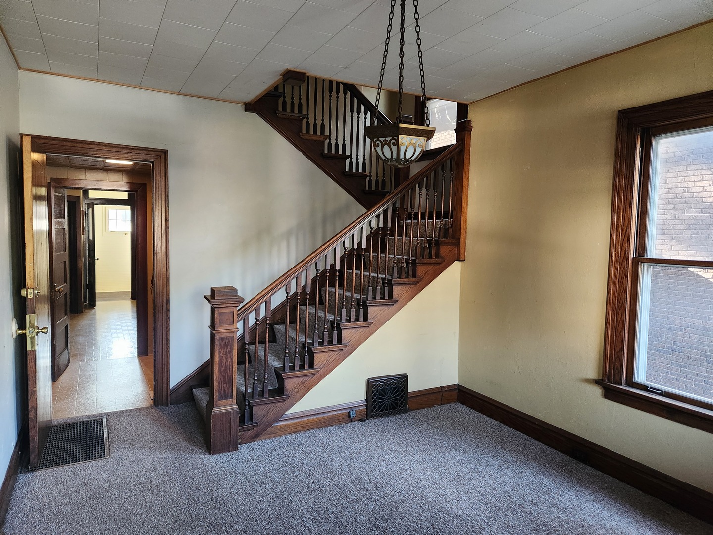 1125 Paul Street Ottawa, IL 61350 - Photo 6 of 29 a view of an entryway