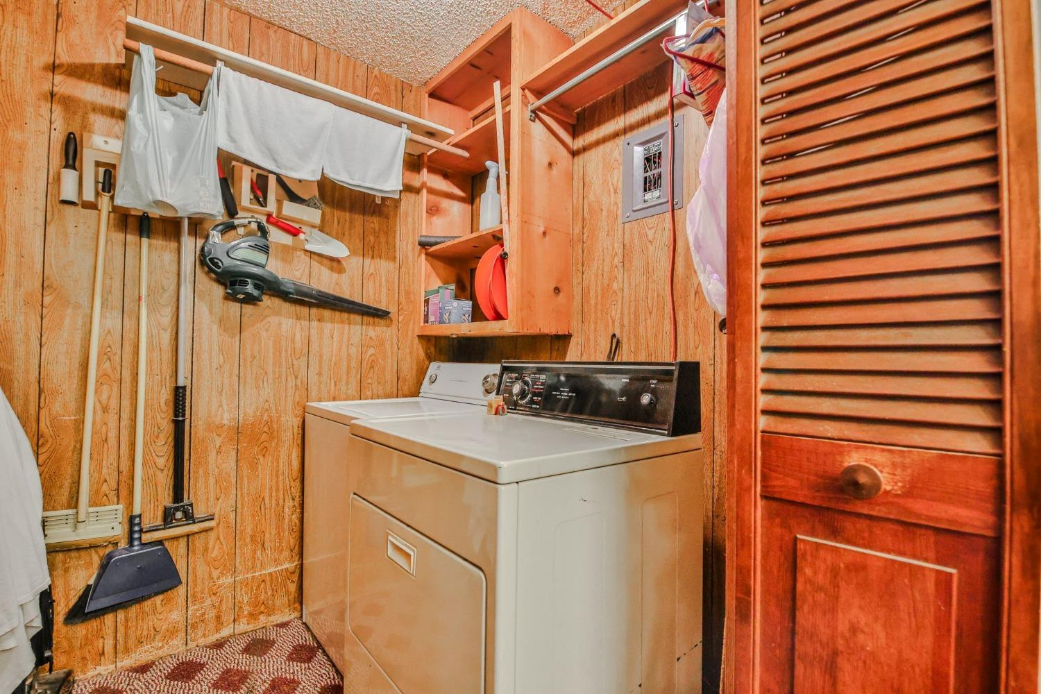 2824 63rd Street Lubbock, TX 79413 - Photo 8 of 24 a utility room with dryer and washer