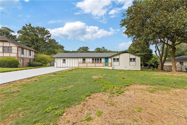 a view of a house with a yard