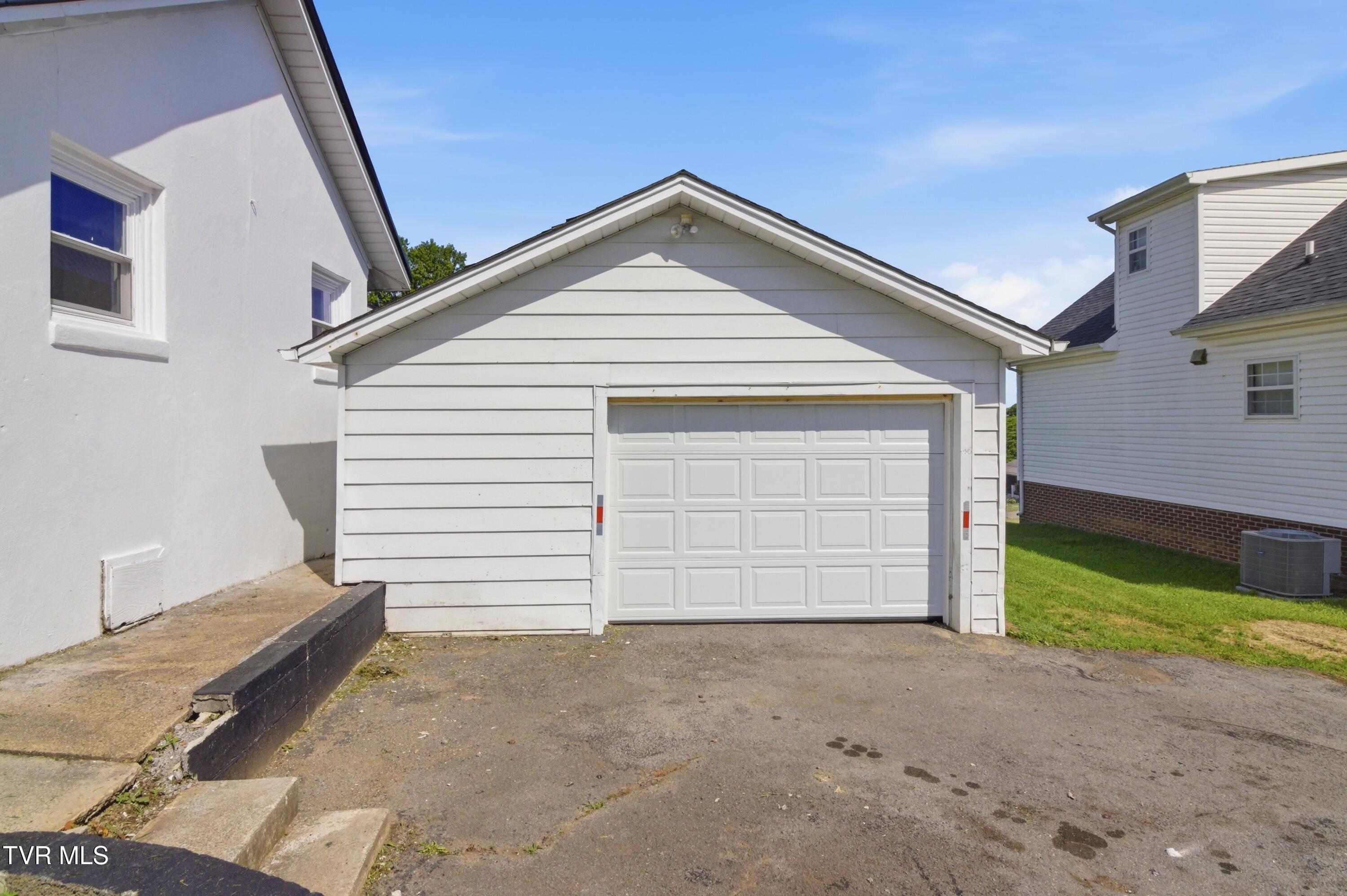 1721 Ridgeway Drive Kingsport, TN 37664 - Photo 4 of 27 DZ3A2495