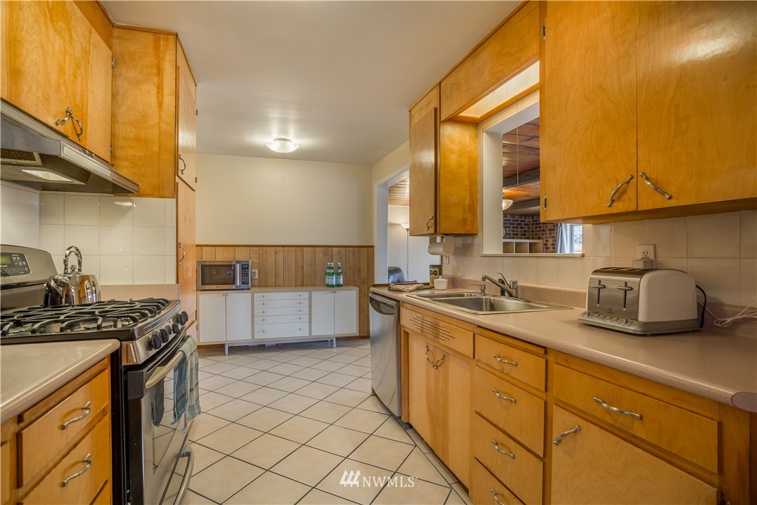 3414 Northeast 11th Place Renton, WA 98056 - Photo 7 of 15 Gallery Image 7
