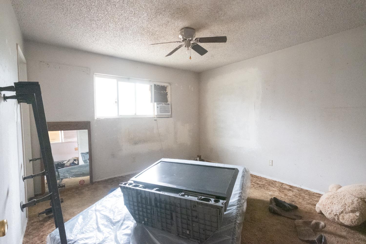 6401 South Chestnut Avenue Fresno, CA 93725 - Photo 11 of 36 a living room with furniture