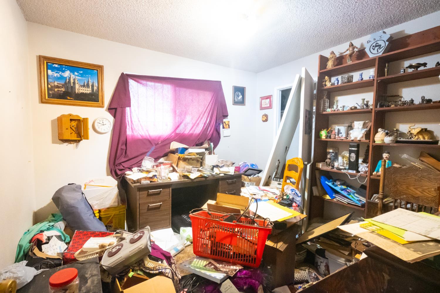 6401 South Chestnut Avenue Fresno, CA 93725 - Photo 12 of 36 a room with furniture and musical instruments