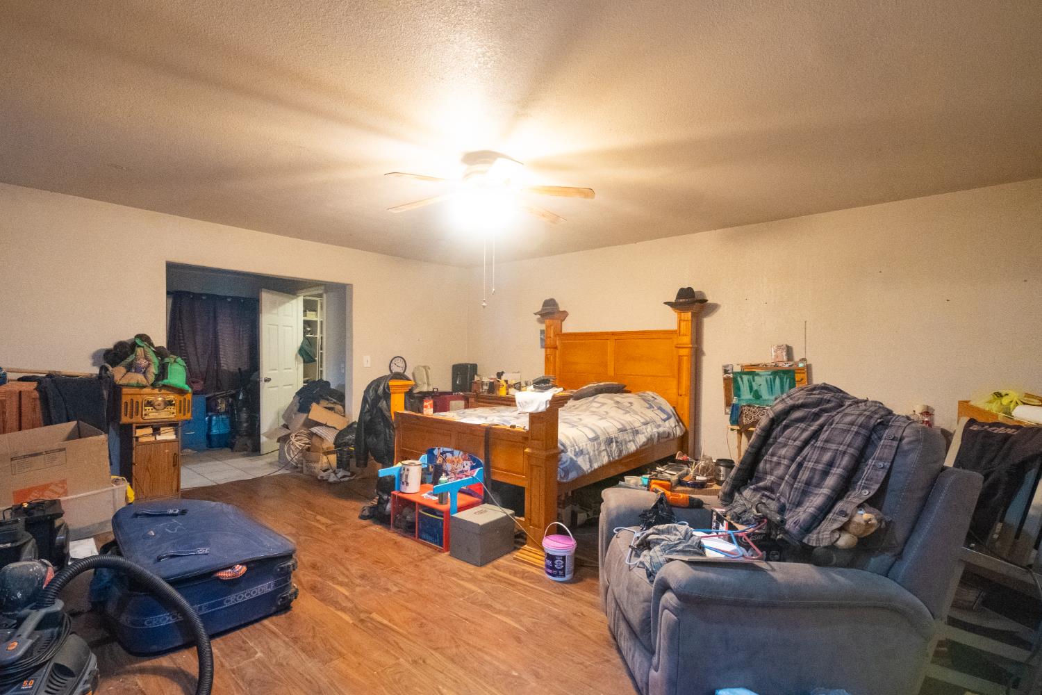 6401 South Chestnut Avenue Fresno, CA 93725 - Photo 14 of 36 a living room with furniture a rug and a chandelier