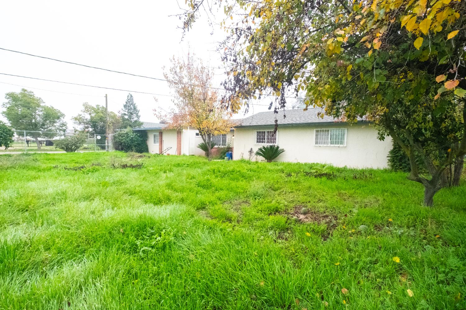 6401 South Chestnut Avenue Fresno, CA 93725 - Photo 34 of 36 a house view with a garden space