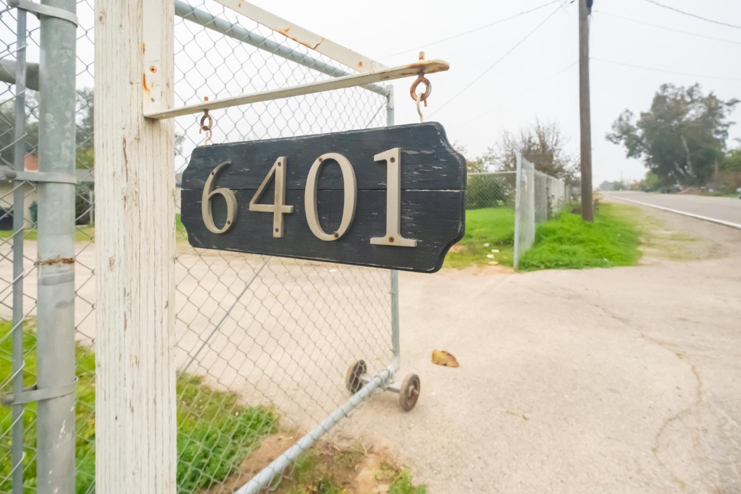6401 South Chestnut Avenue Fresno, CA 93725 - Photo 4 of 36 a street sign that is on a pole